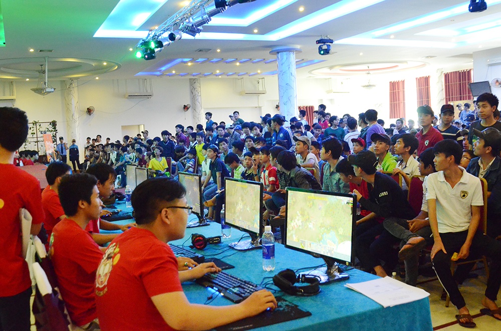 'Qua trao tay' trong Ngay hoi Lau Hanh Quy Nhon hinh anh