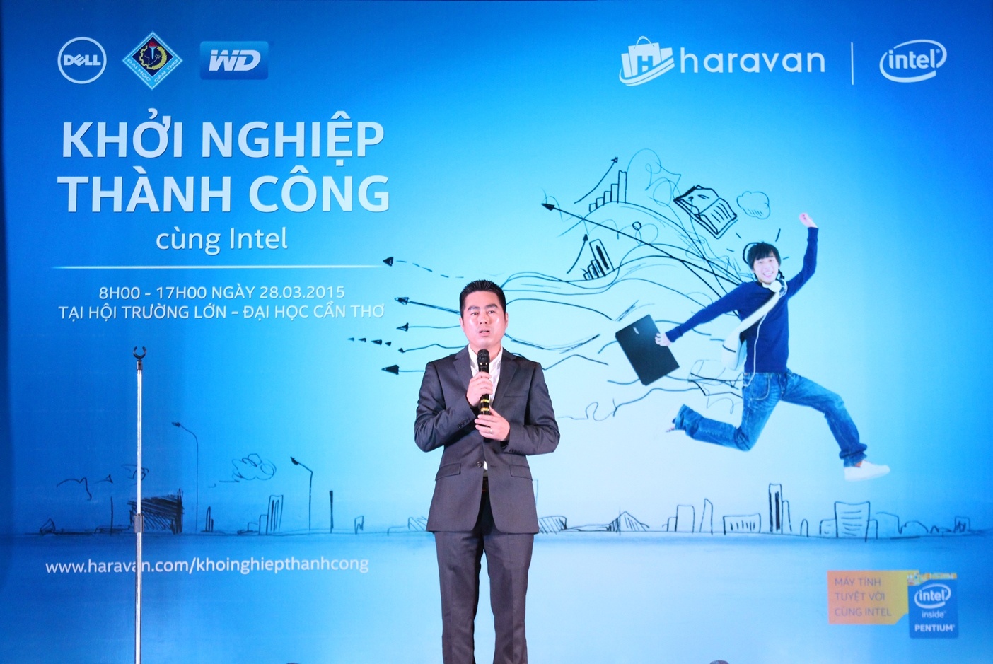 Anh Trần Đức Trung, Tổng giám đốc Intel Việt Nam, phát biểu tại buổi phát động cuộc thi Khởi nghiệp thành công cùng Intel tổ chức ở Đại học Cần Thơ.
