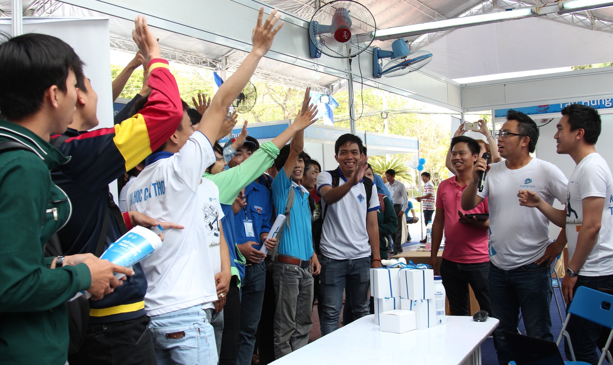 Cuộc thi thu hút sự quan tâm của rất nhiều bạn sinh viên.