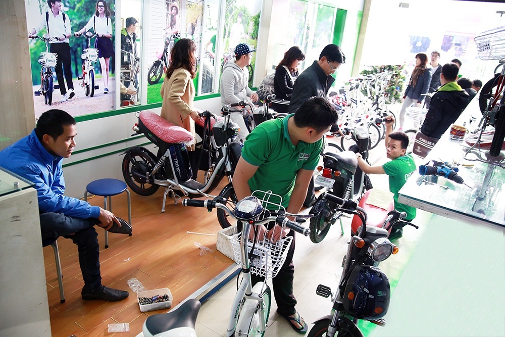 Nhiều bậc phụ huynh hào hứng trước thông tin HKbike giảm giá sản phẩm nên lập tức đến mua ngay từ ngày đầu tiên.