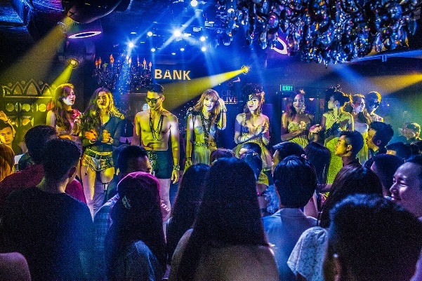 Bua tiec DJ dang cap mung sinh nhat The Bank hinh anh