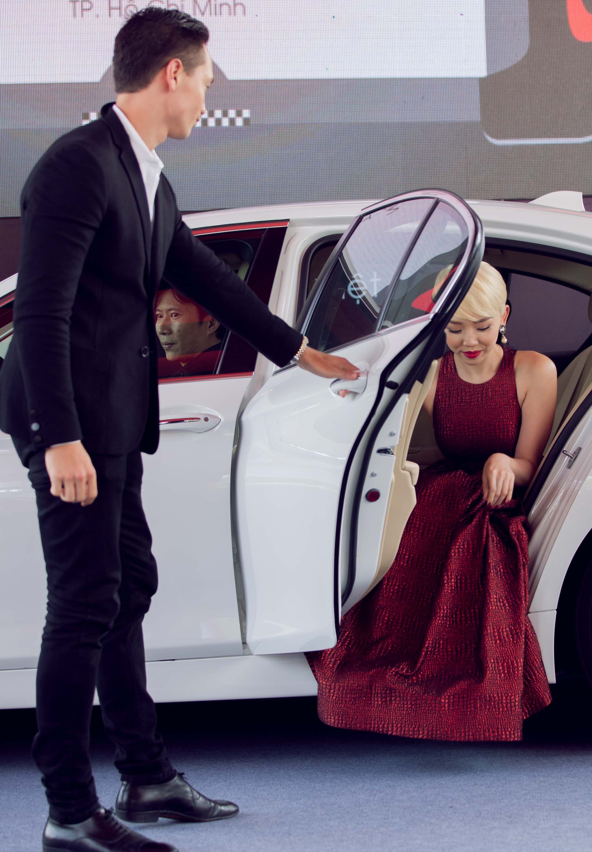 Kim Lý không ngần ngại mở cửa xe để nữ ca sĩ thể hiện phong thái ngay trên sân khấu.