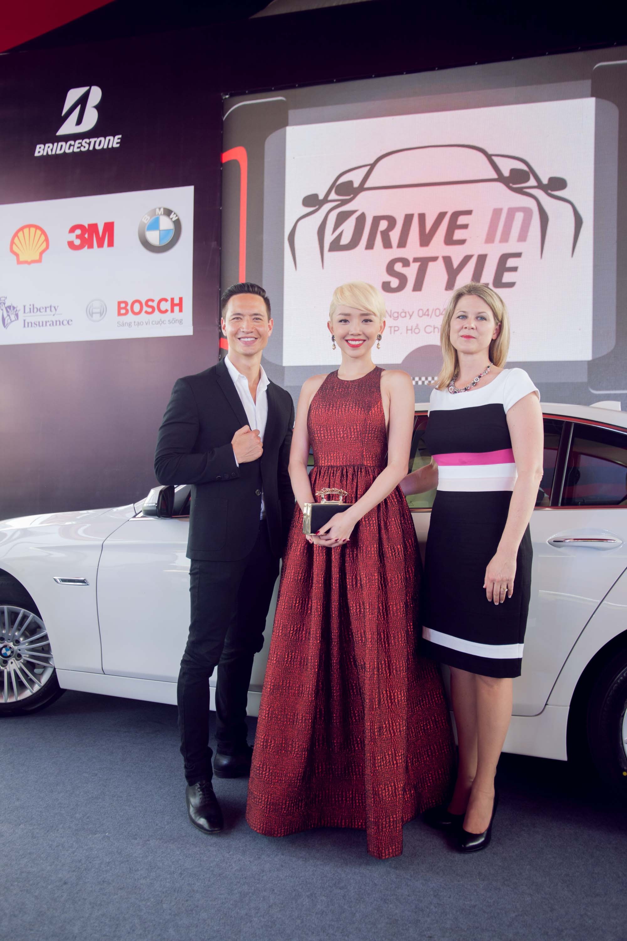 Kim Lý và Tóc Tiên cũng đã tìm hiểu thêm được các chuẩn mực giao tế, lễ nghi cơ bản về ẩm thực và dự tiệc tại nhiều quốc gia từ diễn giả Aimee Symington.