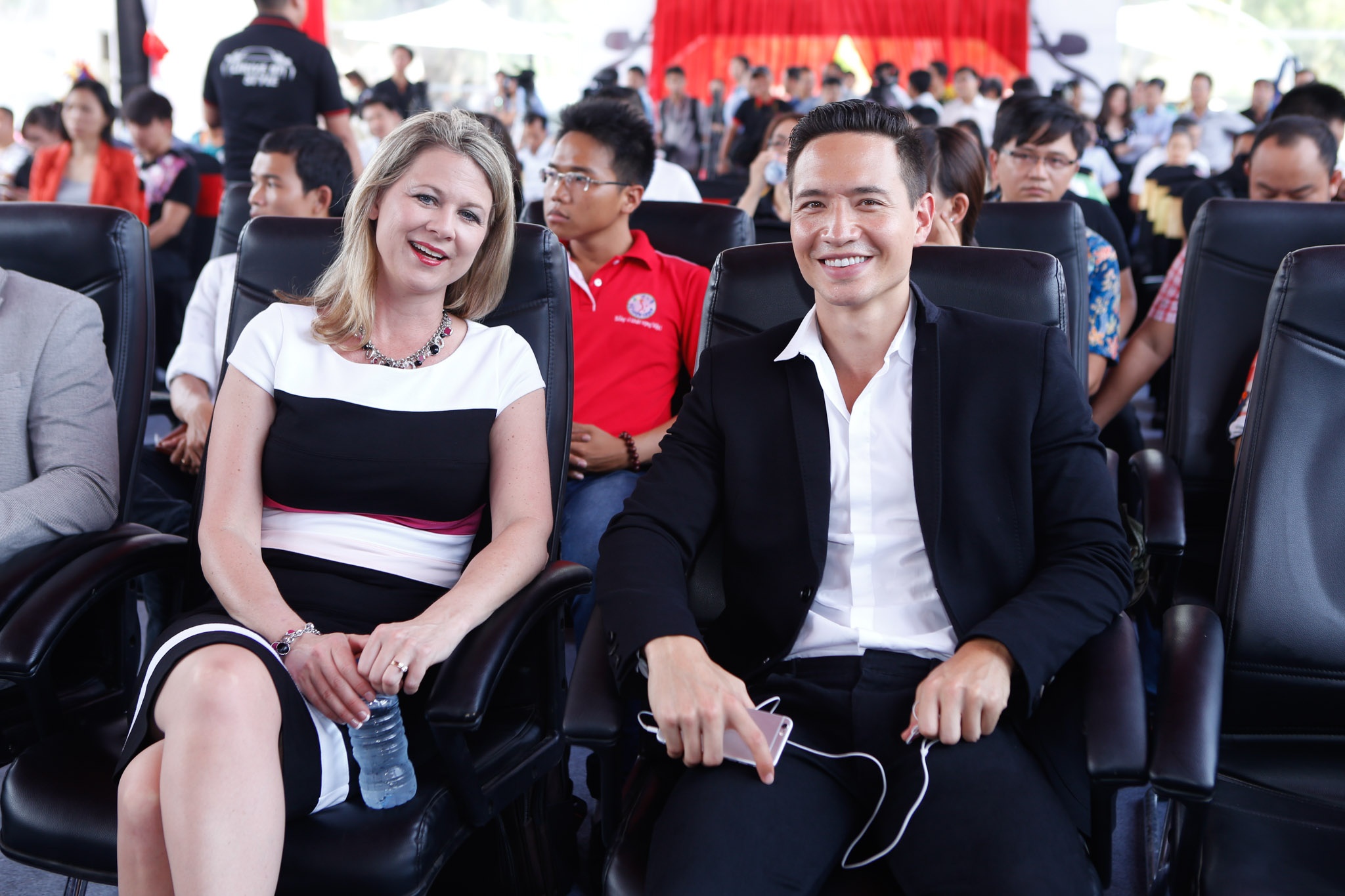 Bà Aimee Symington - người từng tham gia nhiều dự án chia sẻ phong thái với ban thư ký Nhà Trắng cùng với giới doanh nhân, công chức chính phủ ở hơn 30 quốc gia trên Thế giới - cho biết: “Tài sản không còn là thước đo của đẳng cấp và giá trị, mà thay vào đó là phong thái. Phong thái chuẩn mực là cầu nối thành công trong quá trình giao thương, nhất là với đối tác quốc tế”.