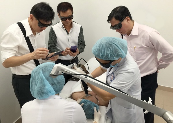 Tiến sĩ, bác sĩ Tú hướng dẫn các bác sĩ Singapore điều trị bằng laser PicoSure.