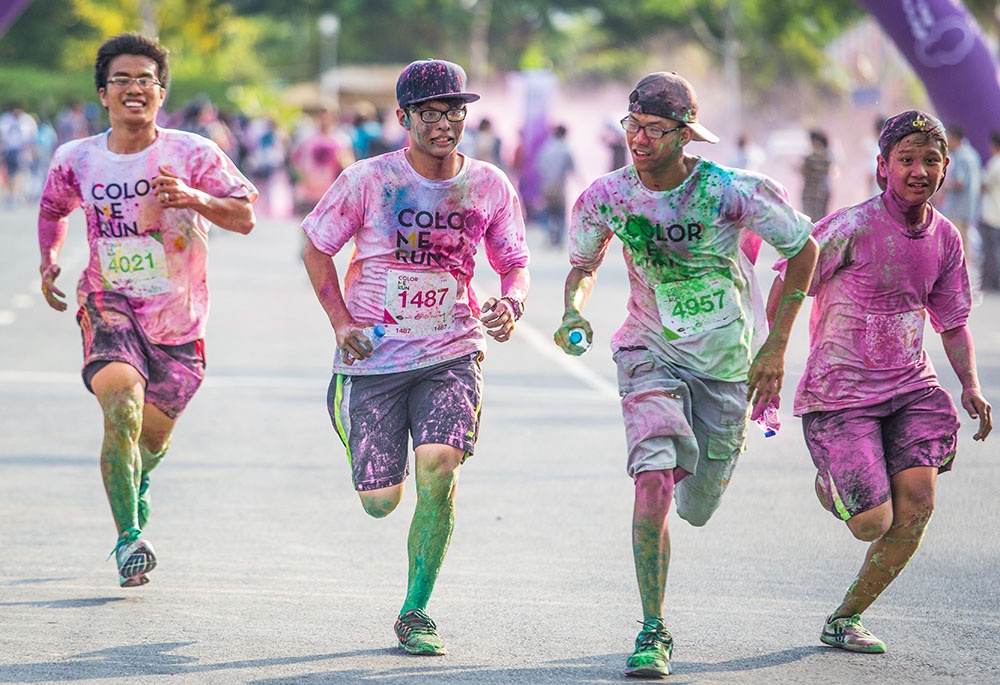Các bạn trẻ thử thách sức mình trên đường chạy 5 km đầy màu sắc.