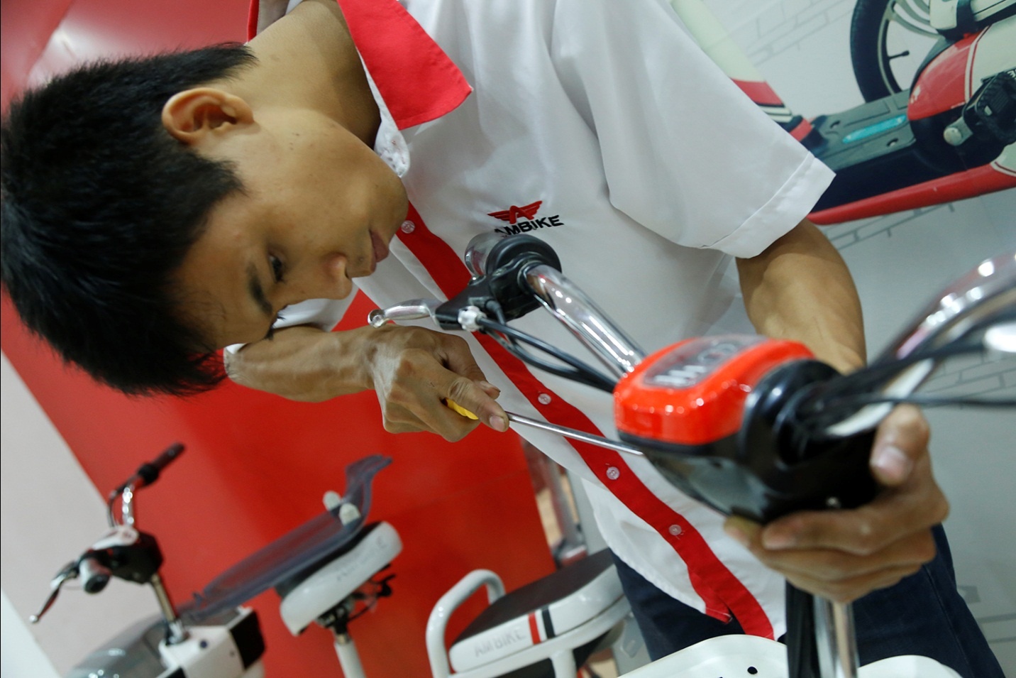 Kỹ thuật viên hãng xe điện Ambike đang thực hiện bảo dưỡng miễn phí cho khách hàng.