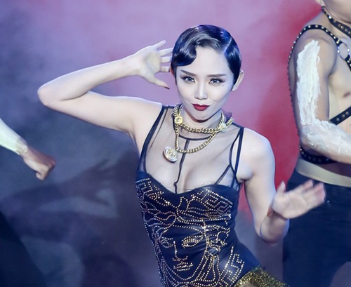 Toc Tien bung no voi vu dieu cong chieng hinh anh