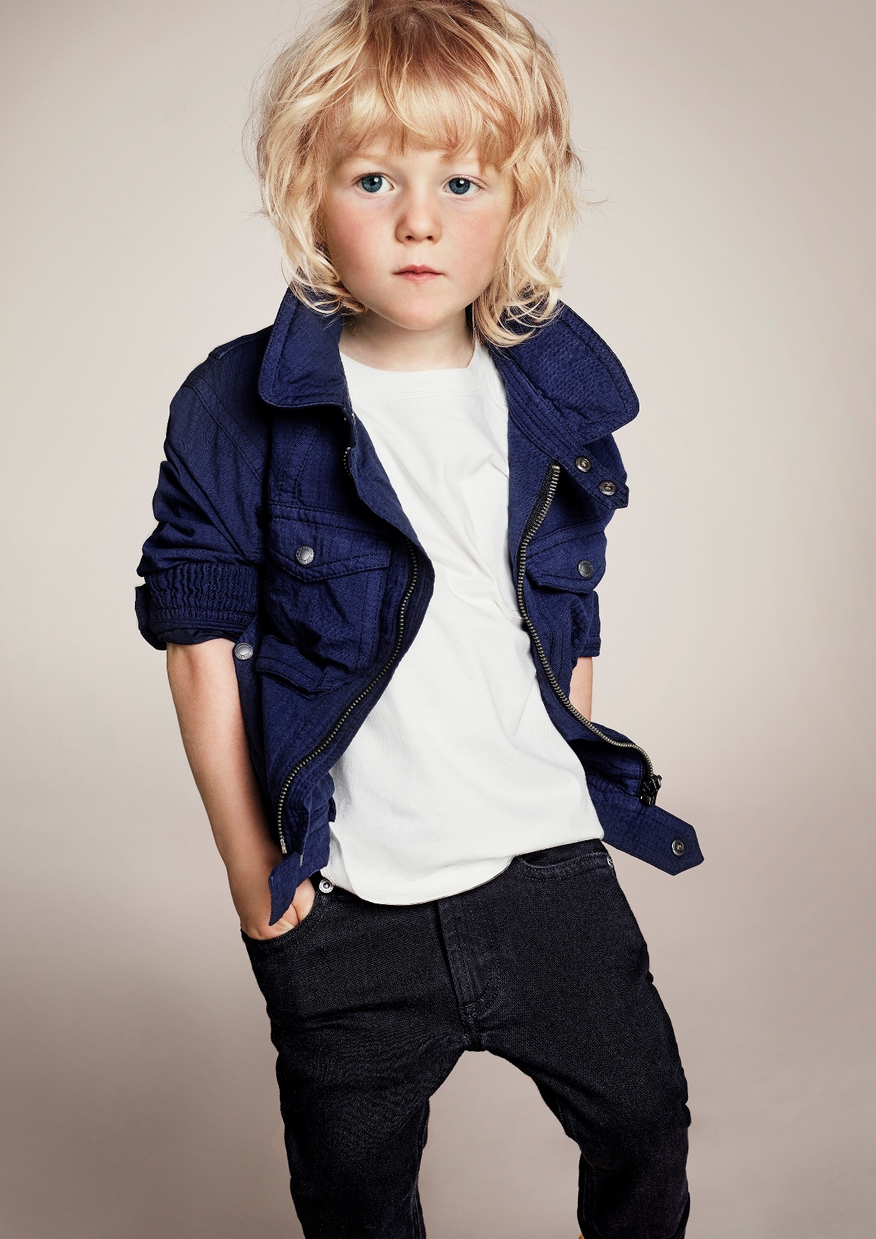 Bạn cũng có thể chọn mua cho bé yêu nhiều trang phục cá tính dịp hè.