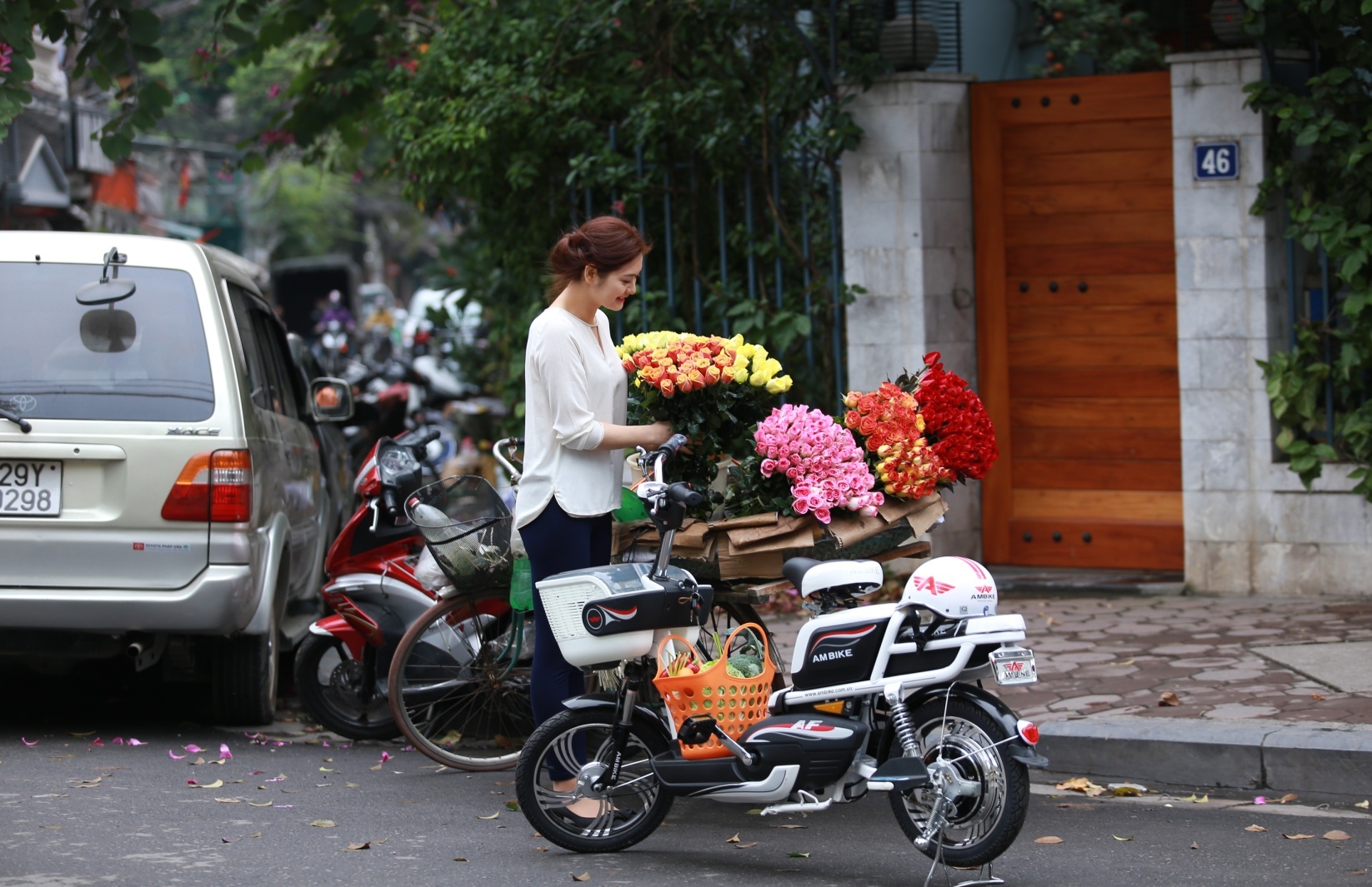 Co nen thay the xe may bang xe dap dien? hinh anh