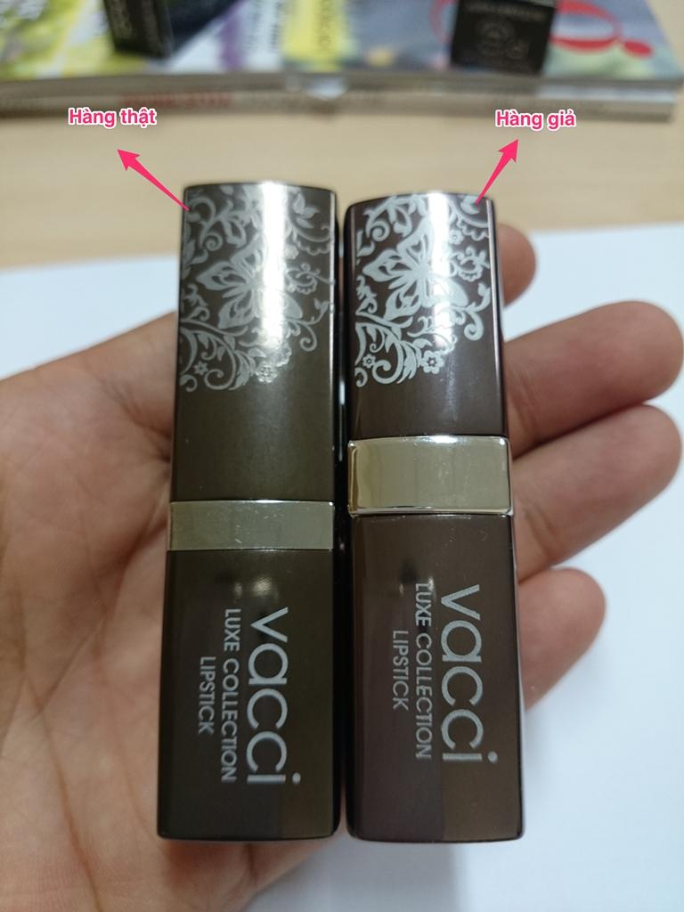 Son môi VACCI chính hãng (bên trái) dài và rộng hơn sản phẩm giả (bên phải). Hình hoa văn phía trên sản phẩm thật in chìm, sản phẩm giả in nổi.
