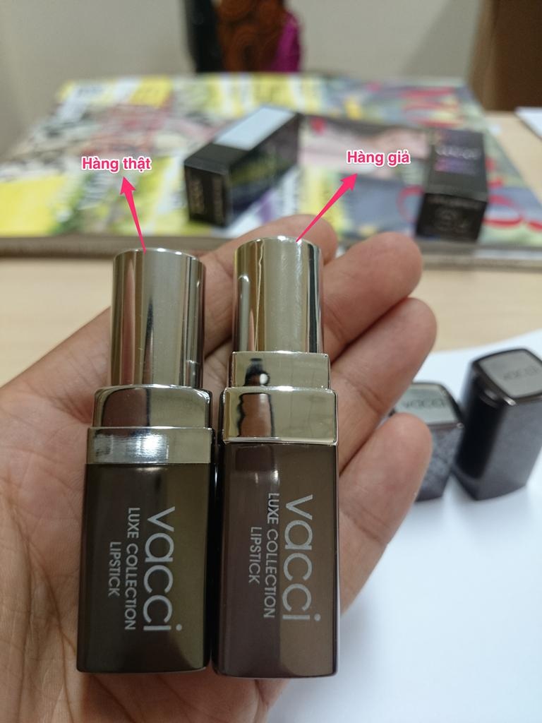 Khi mở ra, son môi thật (bên phải) có phần thân chứa son ngắn hơn mẫu hàng giả.