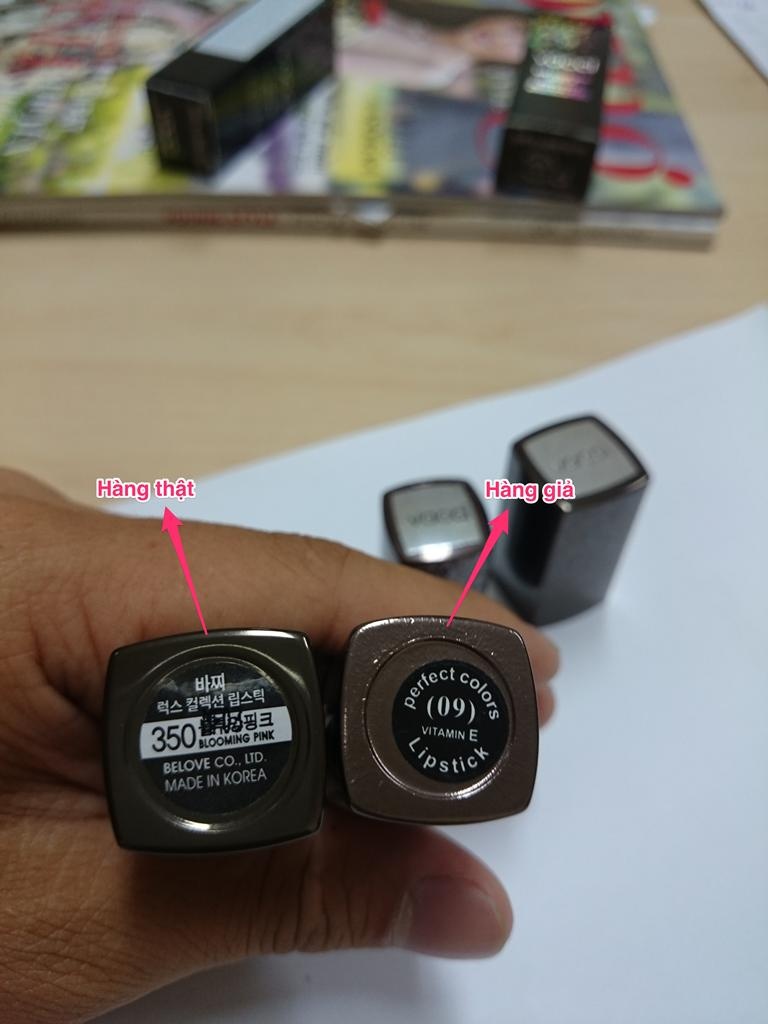 Phần dưới của thân cây son thật (bên trái) có thông tin xuất xứ bằng chữ Hàn Quốc và tiếng Anh, có mã màu của cây son. Sản phẩm giả (bên phải) không có.