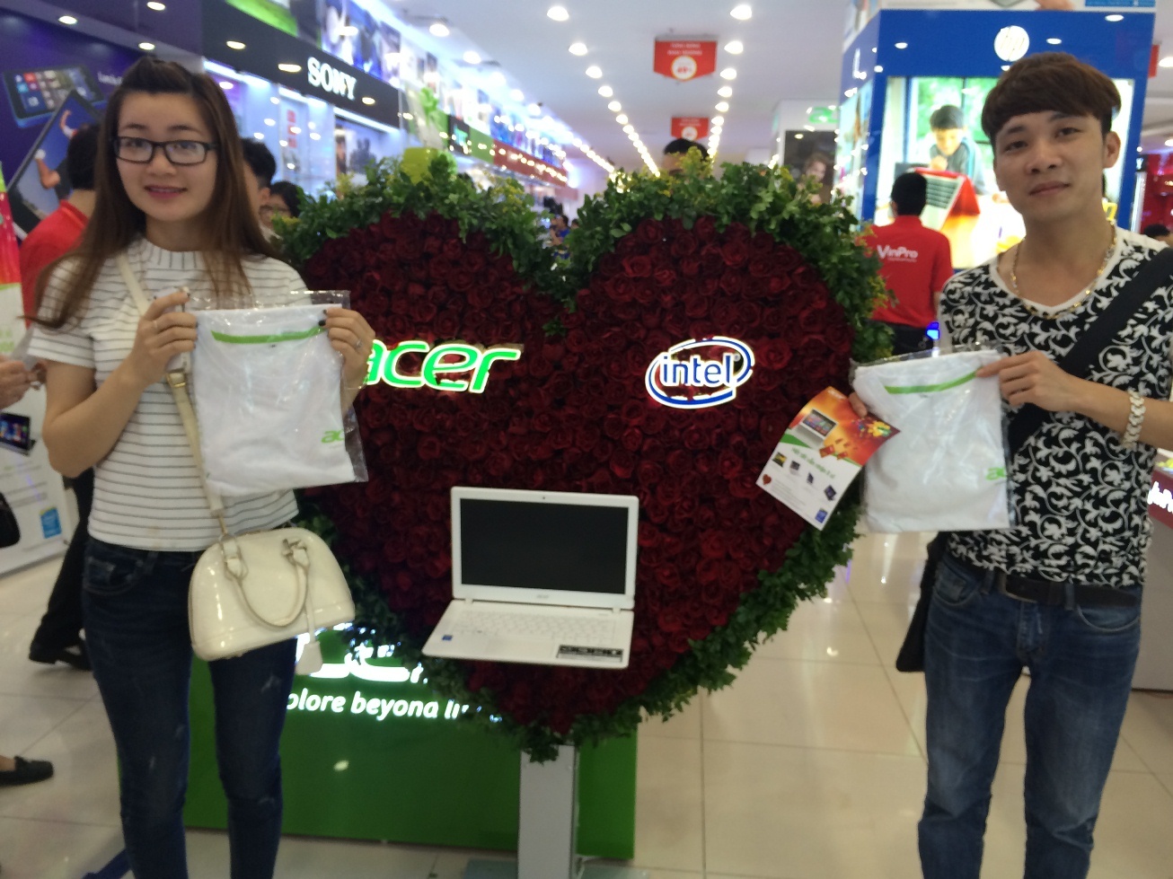 Thoa suc mua sam cuoi tuan cung Acer hinh anh