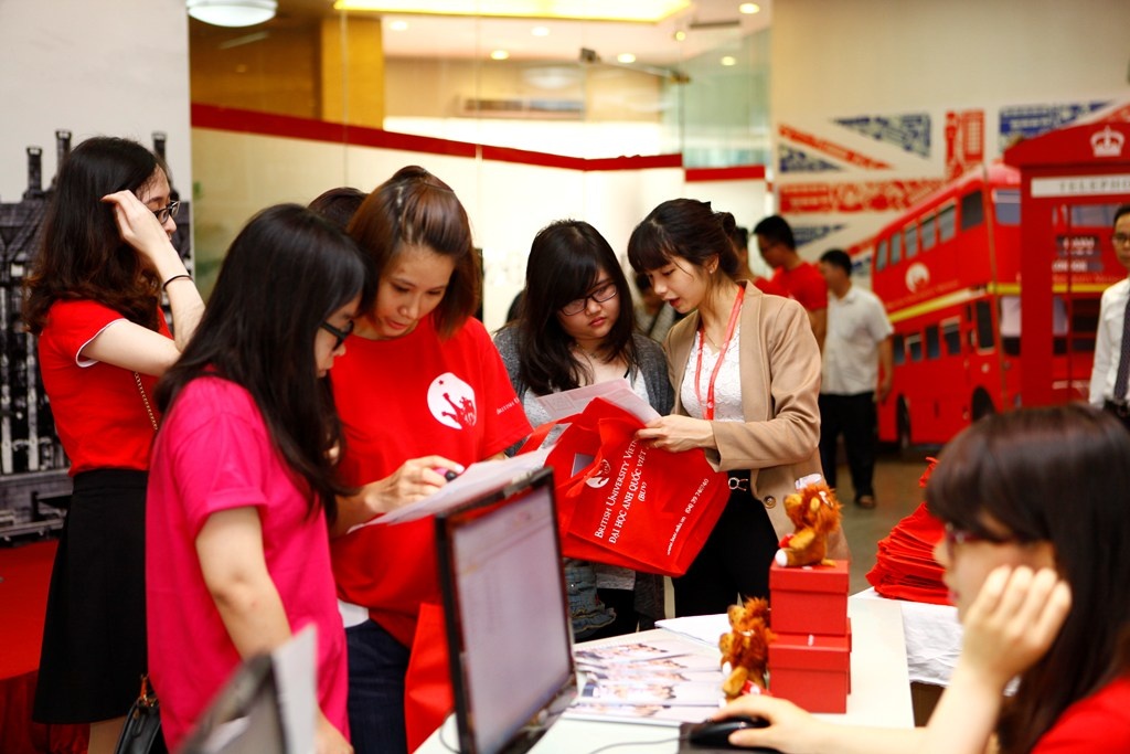 Ron rang 'Ngay hoi Anh quoc' cho hoc sinh THPT phia Bac hinh anh