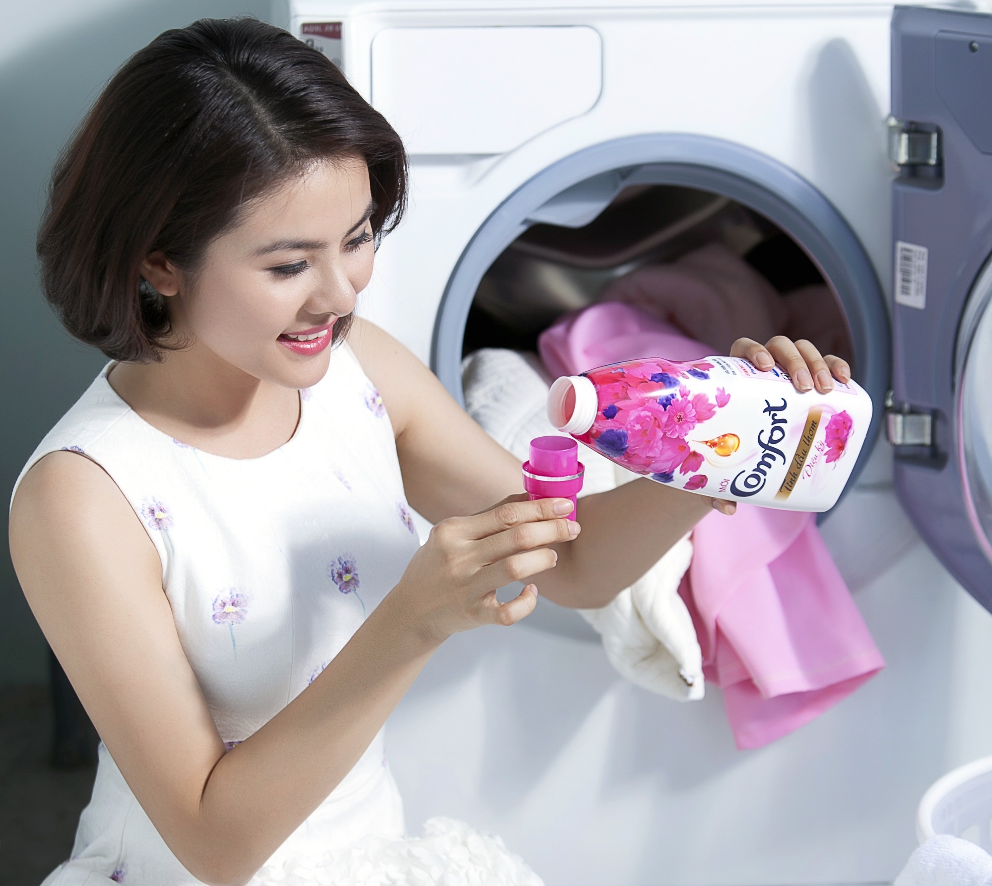 Ngoài chăm sóc hoa, cô thích đảm đương việc giặt giũ, chăm chút áo quần bằng hương ngàn hoa tinh túy từ dầu xả Comfort Tinh Dầu Thơm Diệu Kỳ mới