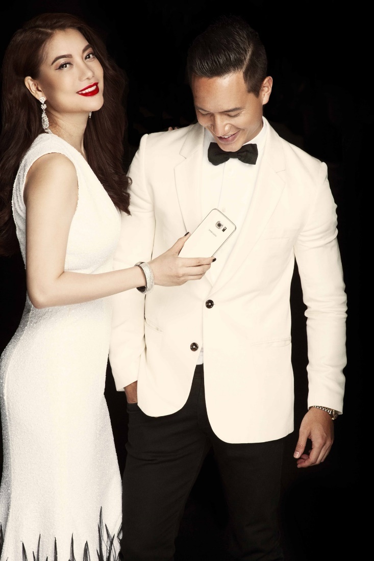 Nữ diễn viên Hương Ga xuýt xoa: “Dưới ánh nắng, chiếc điện thoại trở nên lấp lánh sắc màu như đá quý”. Trong khi đó, Kim Lý cũng tỏ ra vô cùng thích thú khi trải nghiệm Galaxy s6.