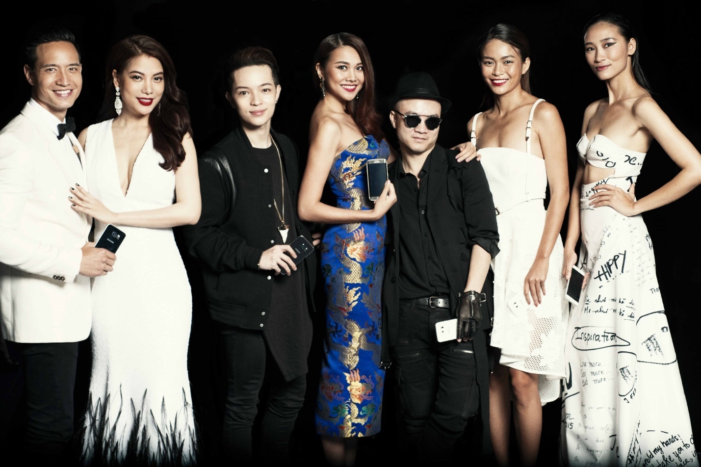 Được mệnh danh là “tuyệt tác của tương lai”, chiếc điện thoại Galaxy s6 và Galaxy s6 Edge vừa ra mắt của Samsung đã hút hồn nhiều nghệ sĩ Việt. 