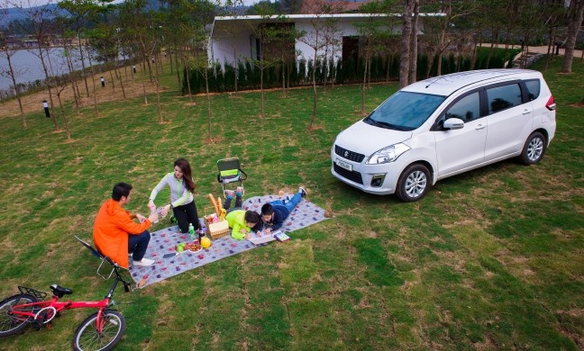 Suzuki Ertiga sở hữu thiết kế phù hợp với nhu cầu của nhiều gia đình Việt. Đầu xe ngắn tạo không gian rộng rãi cho nội thất bên trong. Thiết kế phía trước giống như một chiếc Swift tăng chiều cao. Xe có kích thước tổng thể tương đồng với các dòng xe sedan phân khúc B4. Chiều dài cơ sở 2.740 mm nhưng lại sở hữu đến 5+2 chỗ ngồi, rất tiện lợi cho các gia đình có con nhỏ.