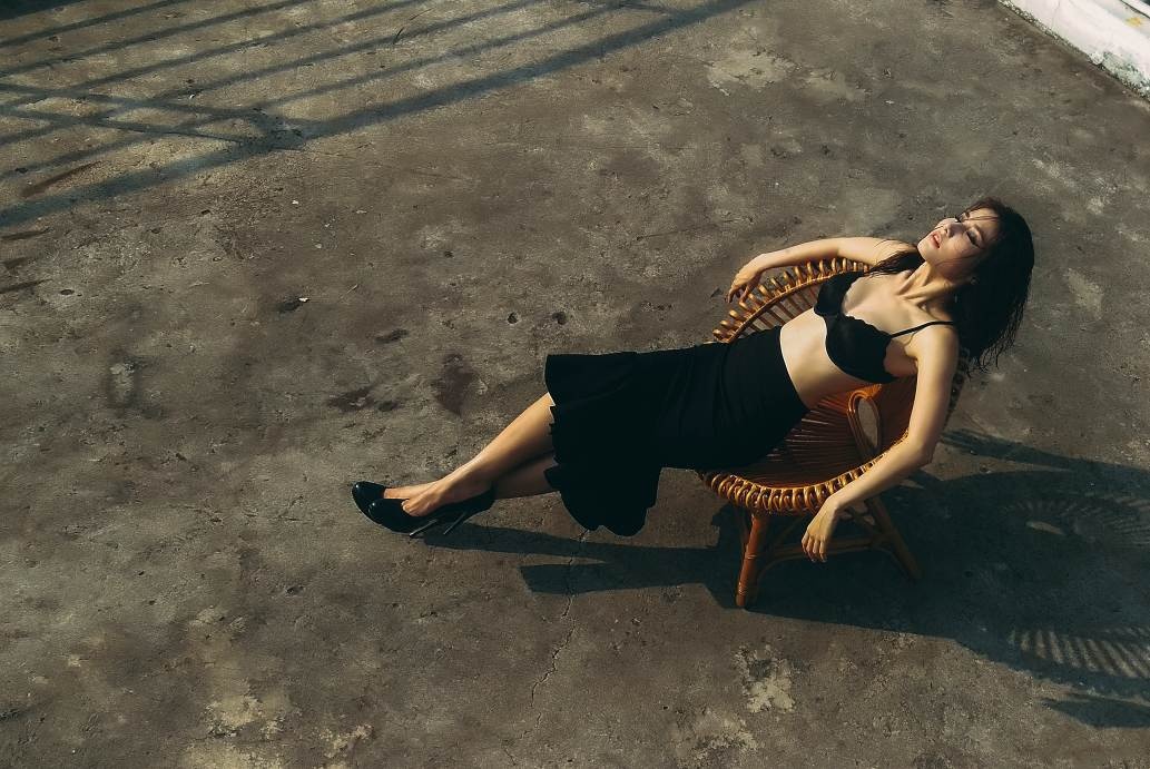 Sẵn sàng dâng hiến, ngang tàng bỏ qua những dèm pha xung quanh là sức mạnh của cô gái khi yêu.