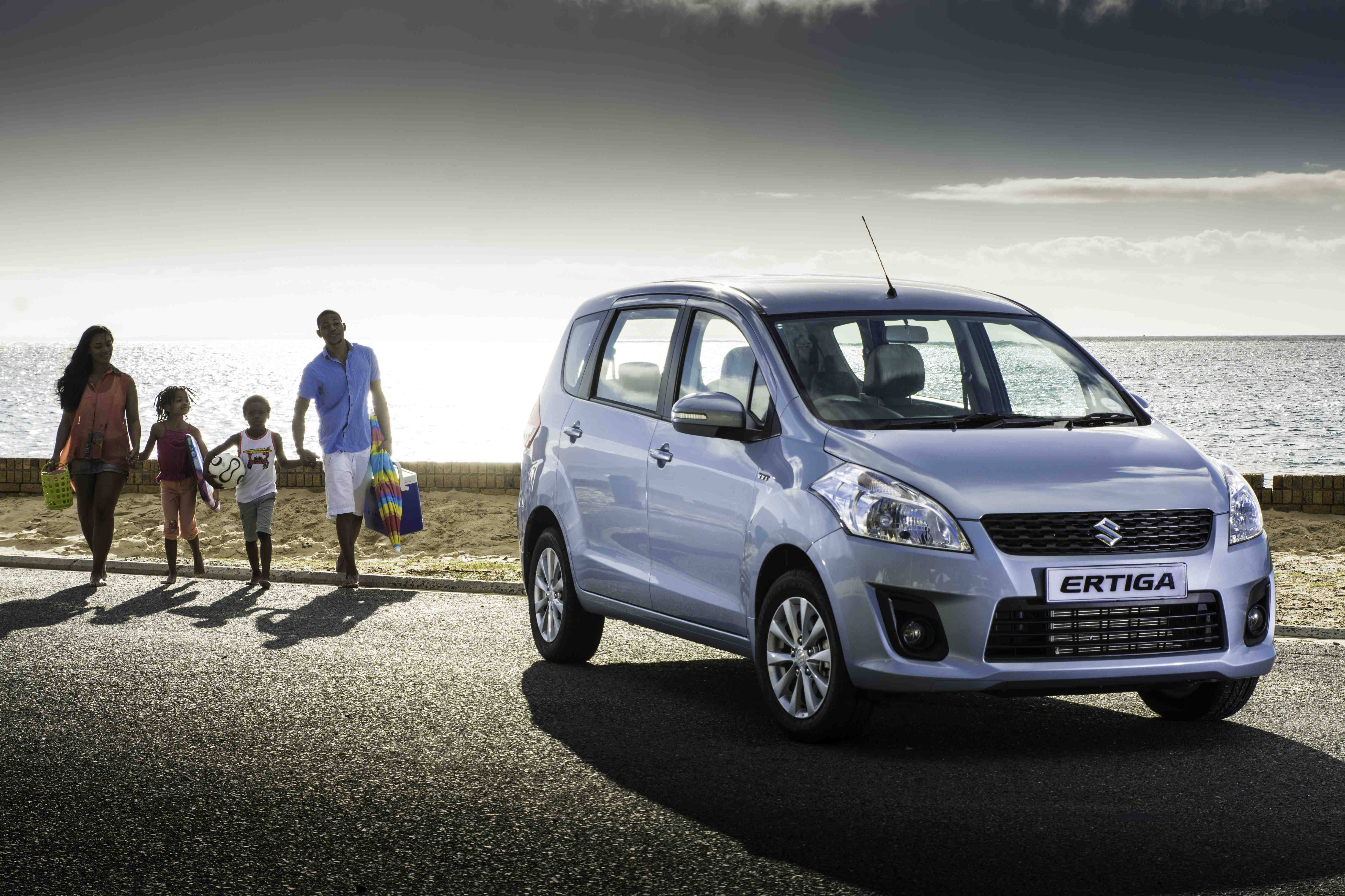 Với vẻ ngoài mạnh mẽ, logo chữ S mạ crom, đường cong khí động và cụm đèn pha halogen kích thước lớn, Suzuki Ertiga tự tin trở thành người bạn đường lý tưởng của mỗi gia đình Việt.