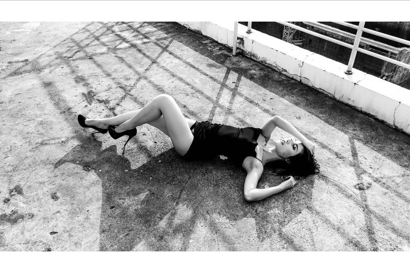  Vượt lên trên kỹ thuật cắt may, chất liệu, màu sắc…, chính  tình yêu và cảm hứng tôn vinh vẻ đep của người phụ nữ, của cuộc sống là cốt lõi làm nên bộ sưu tập của Adrian Anh Tuấn.