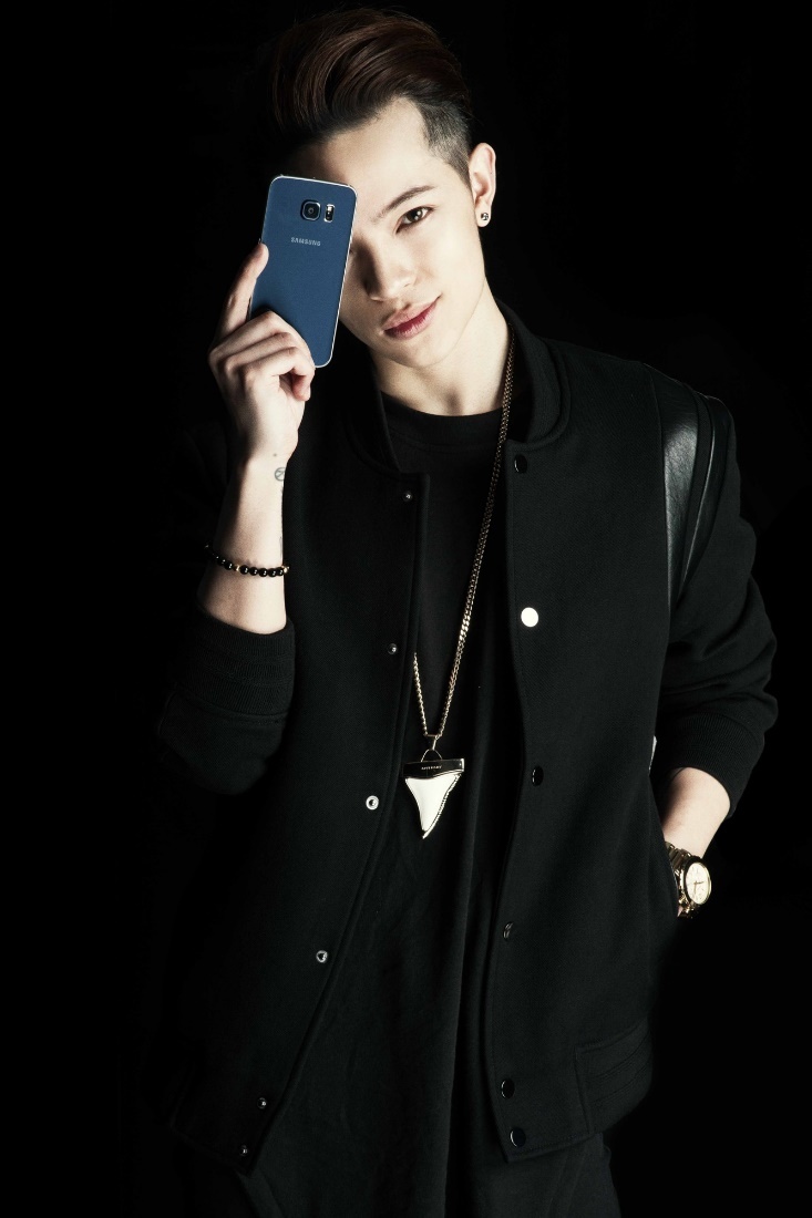 Trong khi đó, fashion icon Kelbin Lei bị thuyết phục với màn hình cong tràn hai cạnh đầu tiên trên thế giới của s6 Edge: “Khi bạn kéo nhẹ, nội dung thông báo trên phần màn hình cong sẽ bắt đầu cuộc hội thoại hoặc đọc tin tức”.