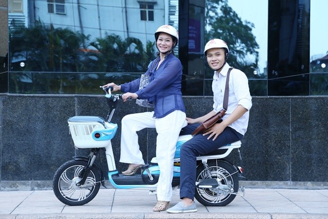 Cô Nga rất hài lòng khi mua chiếc xe đạp điện chính hãng Ambike cho con đi ôn thi.