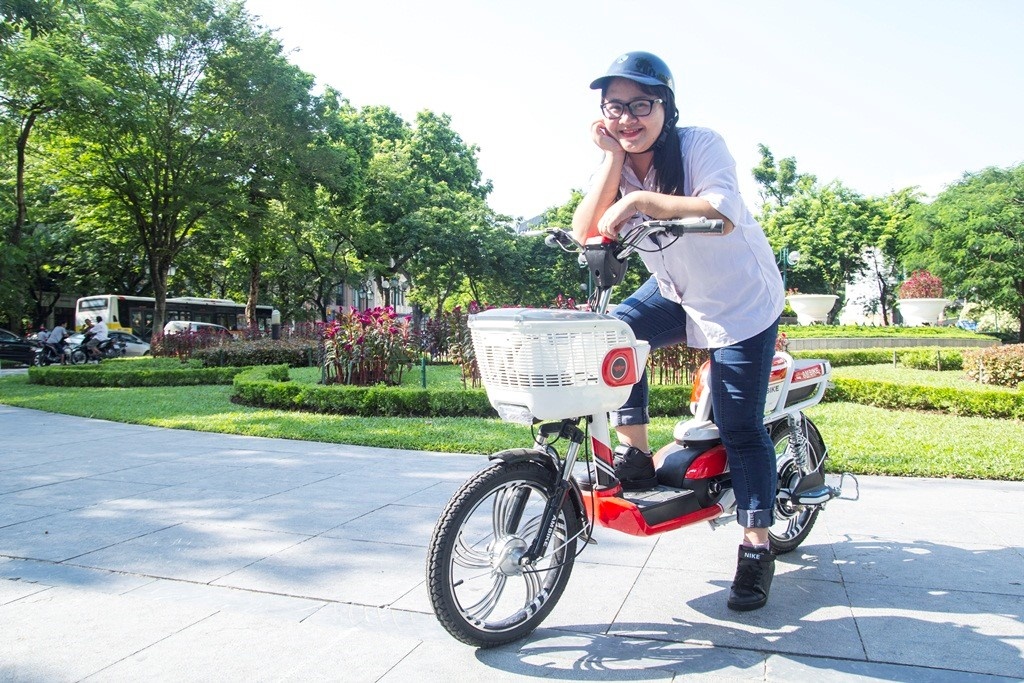 Bạn Thảo Vân rất thích thú với chiếc xe đạp điện Ambike mà ba mẹ mua tặng.