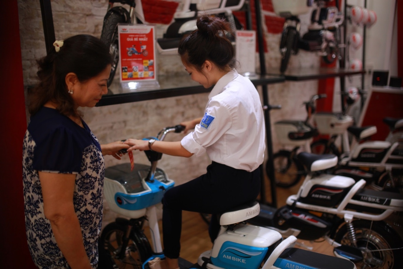 Cô Thanh và con gái đang thử xe đạp điện Ambike.