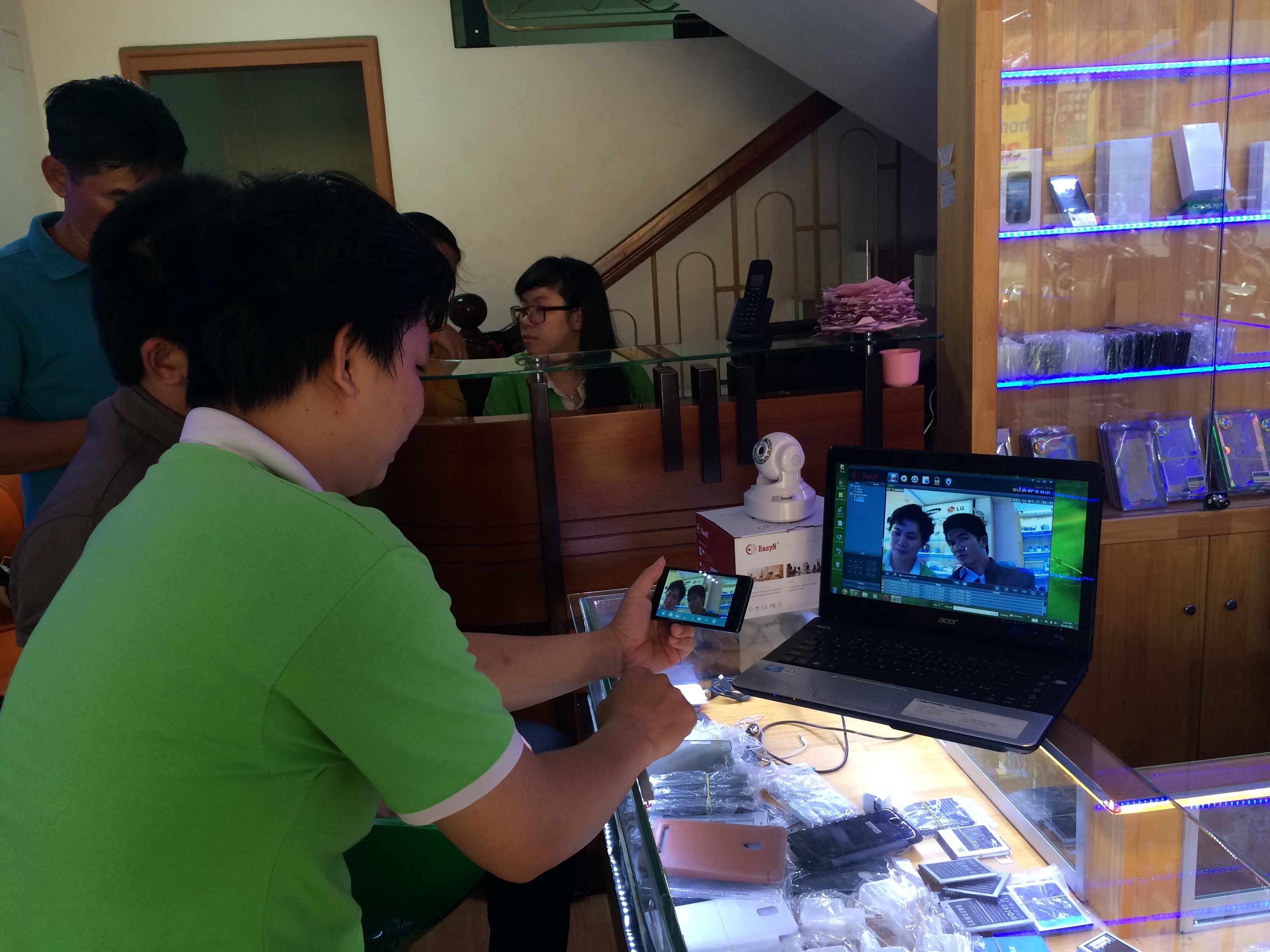 Camera IP khong day giam sat dieu khien tu xa qua dien thoai hinh anh