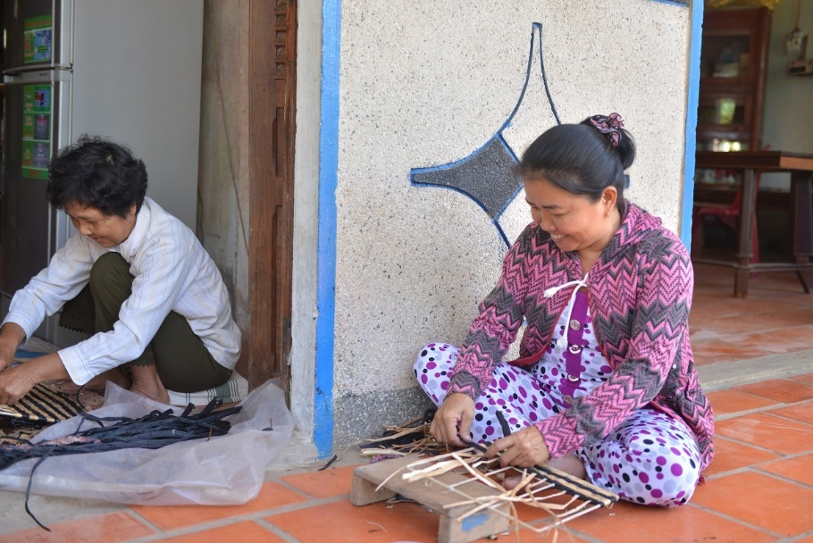 Với cơ sở đan nát nhỏ, đời sống gia đình chị Phí được cải thiện đáng kể, có đồng ra đồng vào và tiết kiệm được một khoản nhỏ.