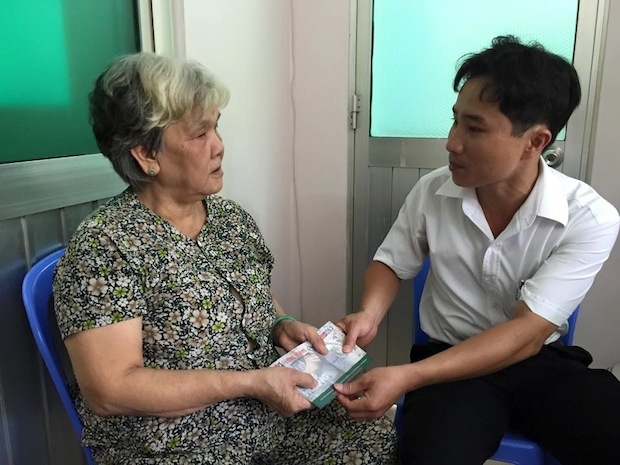 Anh Lê Minh Tuấn - Trợ lý của Tổng giám đốc Tập đoàn Bảo vệ Long Hoàng, Hoa hậu Quý bà Bùi Thị Hà - đến thăm hỏi và giao tận tay gia đình 2 bệnh nhi chi phí cho ca phẫu thuật.