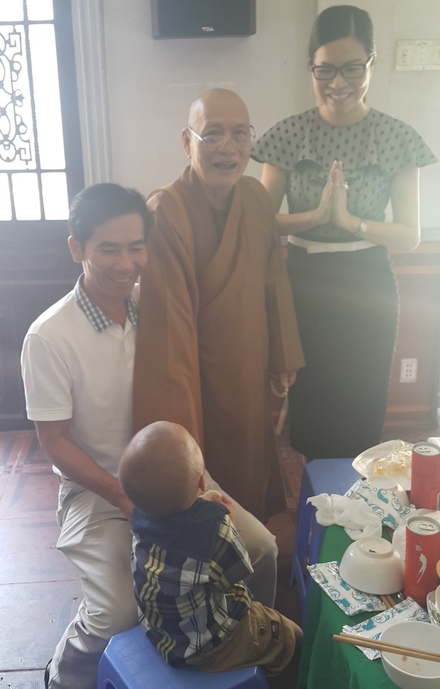 Ông xã, con trai Louis cũng đồng hành với chị trên những nẻo đường công tác xã hội.