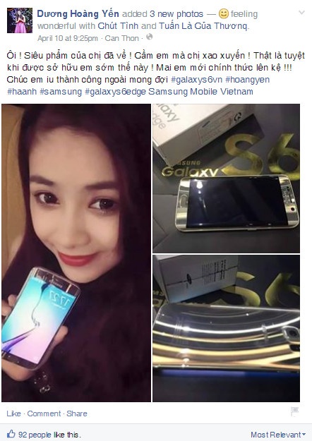 Dương Hoàng Yến không che giấu sự phấn khích khi cầm chiếc điện thoại mới trên tay.