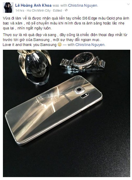 Kelbin Lei mix điện thoại với một chiếc đồng hồ màu bạc.