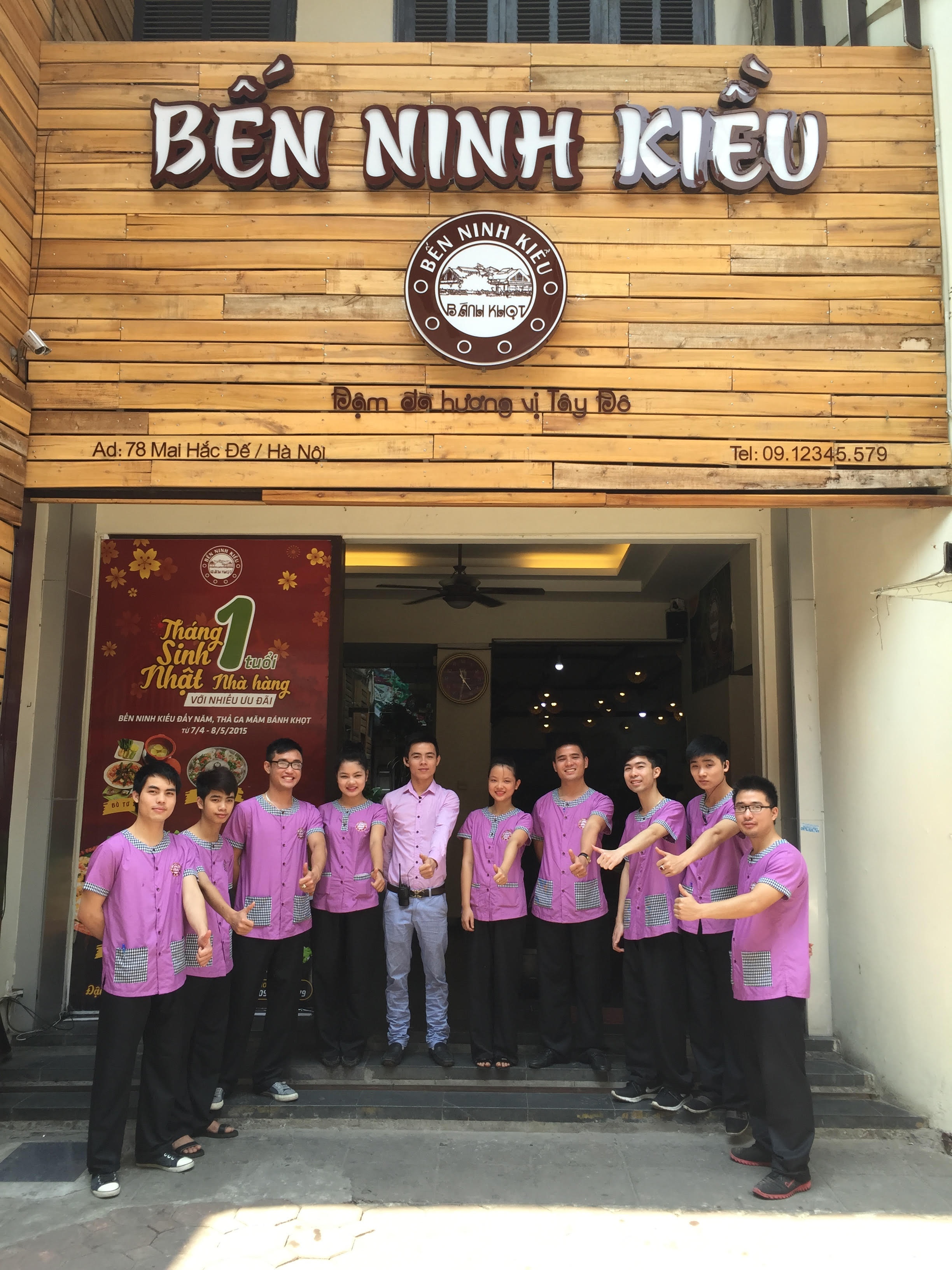 Nhà hàng khang trang, rộng rãi, có khu vực ăn ngoài vườn. Nhân viên luôn niềm nở phục vụ khách bằng phong thái chuyên nghiệp, đặc biệt tạo được ấn tượng tốt với thực khách nhờ chất giọng miền Tây ngọt ngào, thân thiện.