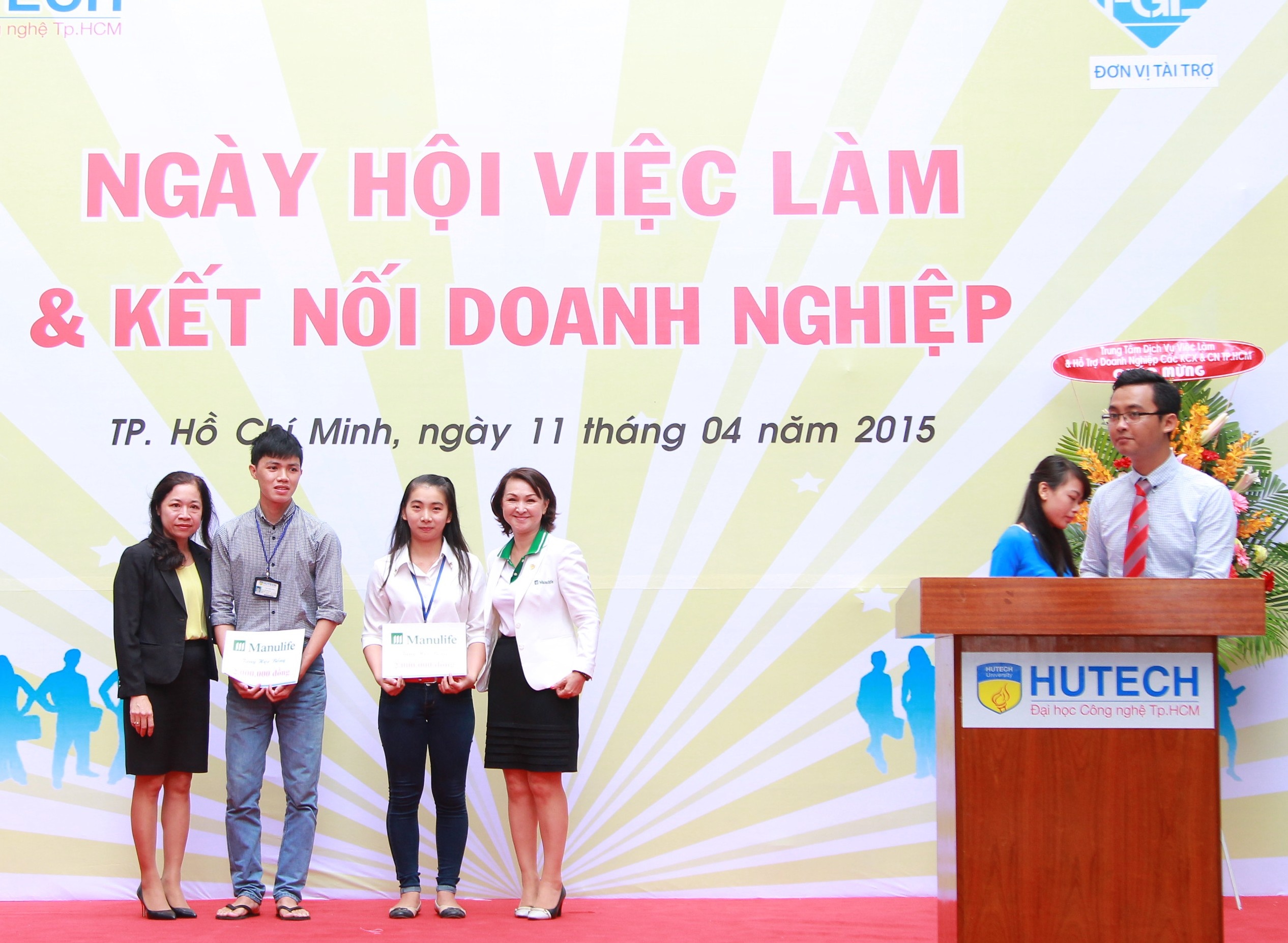 Doanh nghiệp trao học bổng cho những sinh viên có thành tích học tập xuất sắc.