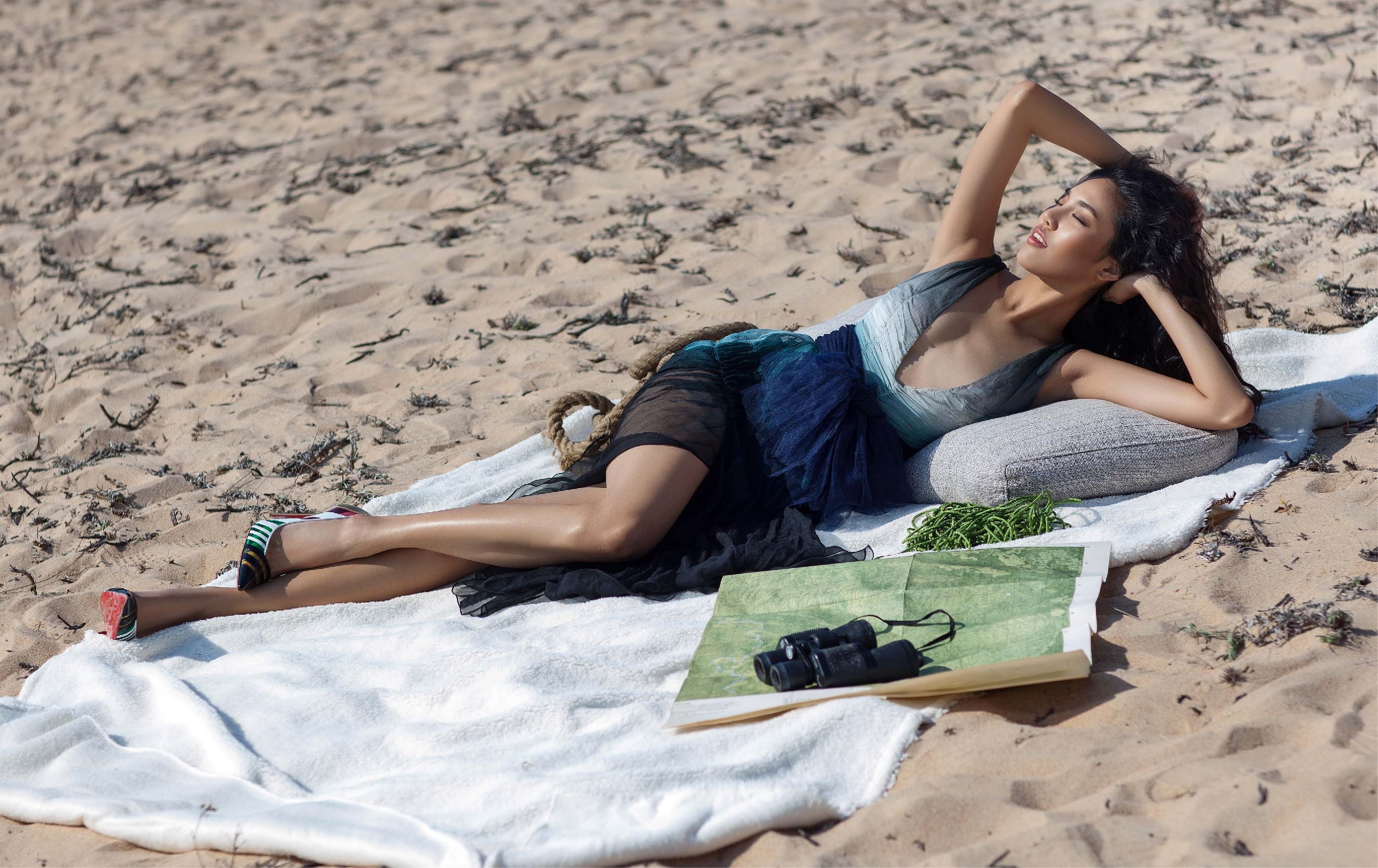 Lan Khue trang nha cung Burberry hinh anh