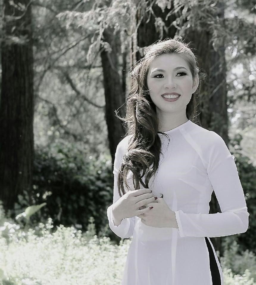 Giữa con đường vắng vào một chiều hè gió đung đưa trên tán cây, sự xuất hiện của cô gợi lên vẻ đẹp mộc mạc, đầy chất thơ.