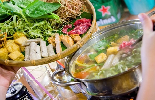 Riêu cua và nước lẩu là hai yếu tố quyết định đối với món ăn này. Nước lẩu nấu từ ghẹ sữa, cua đồng và xương heo, sau đó lọc qua đề đảm bảo độ trong. Sau khi nêm nếm theo công thức riêng của quán, nước lẩu có vị đậm đà, ngọt thanh và chua nhè nhẹ, kích thích vị giác người ăn. 