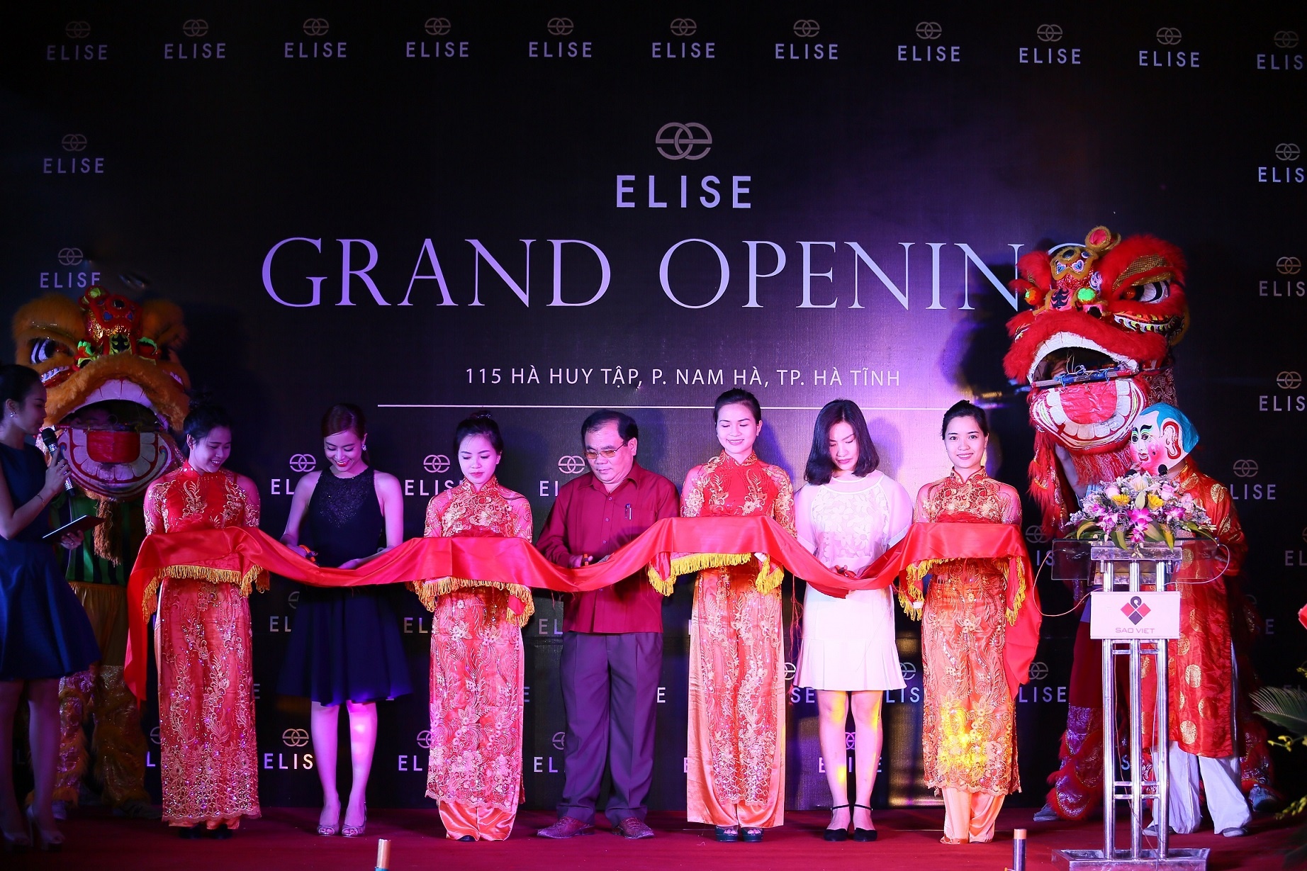 Sự xuất hiện của Elise được người dân tại đây chào đón. Rất nhiều người có mặt tại buổi khai trương.