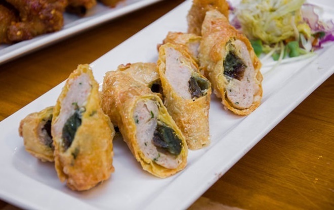 Tất cả làm nên một mâm ngũ sắc đẹp mắt, đúng chất lẩu riêu cua Hà Nội tại Mộc quán. Cả nồi lẩu chất lượng này chỉ 180.000 đồng. 