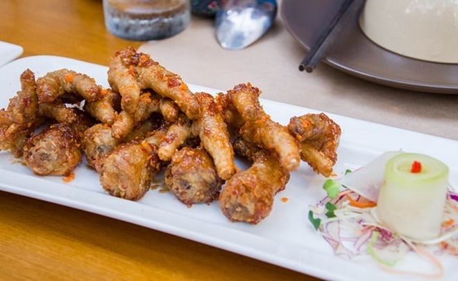 Chân gà muối chiên.