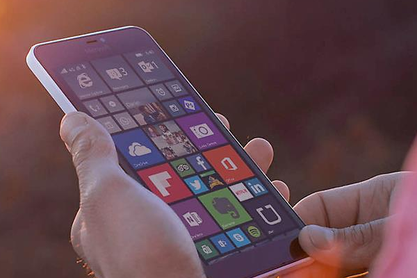 3 smartphone gia tot vua len ke thang 4 hinh anh