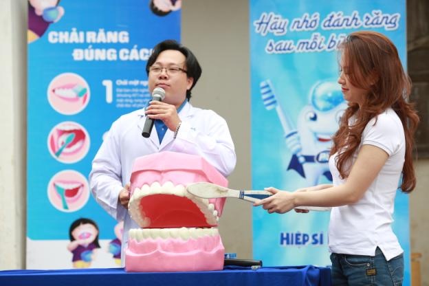 Chăm sóc sức khỏe răng miệng là nhiệm vụ cấp thiết.