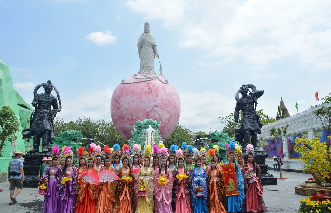 Hoat dong vui choi giai tri thu vi tai Suoi Tien dip le 30/4 hinh anh