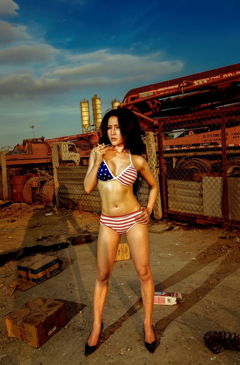 Rainbow Phạm diễn xuất ấn tượng trong bộ ảnh mới. Sở hữu thân hình đồng hồ cát cùng gương mặt đẹp, cô tự tin diện trang phục xuyên thấu hoặc ôm sát, tôn lên ba vòng gợi cảm.