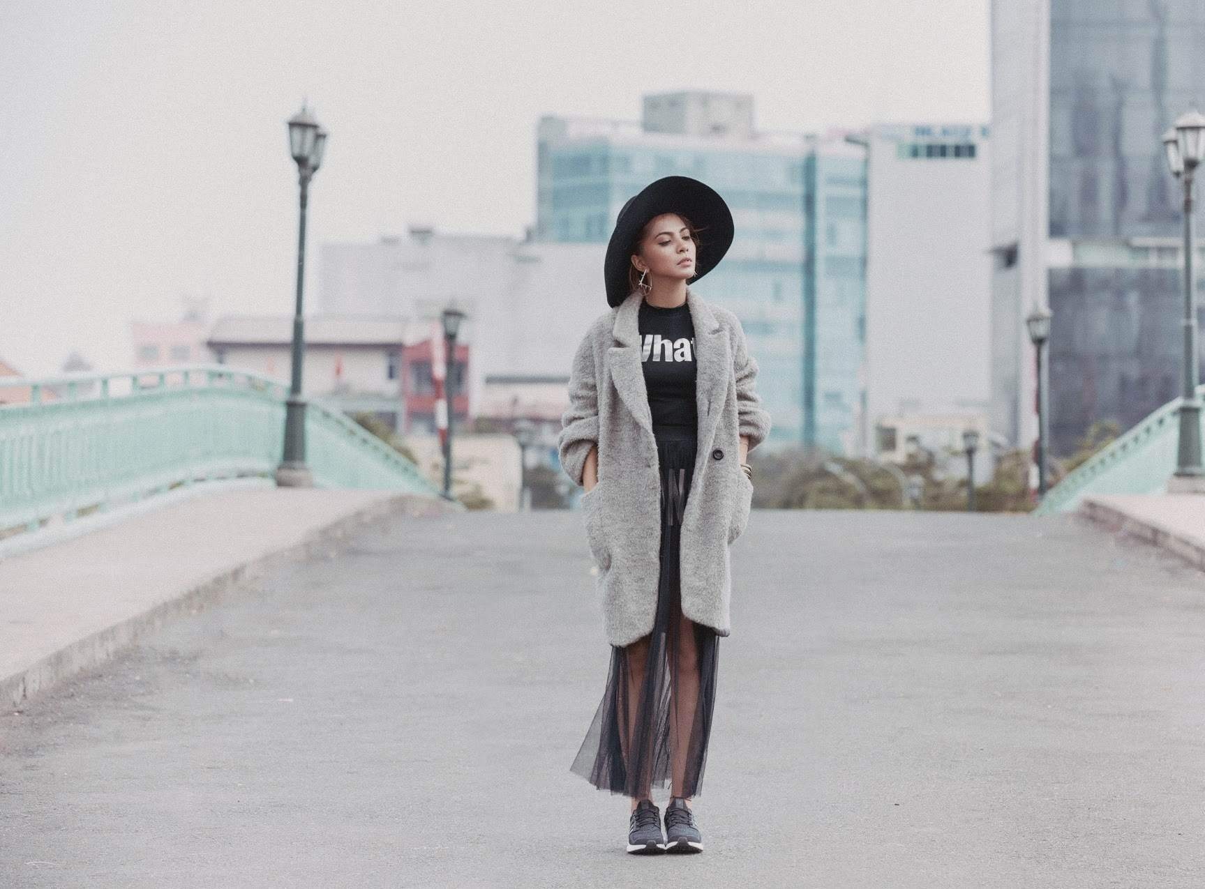 Cô gái này cực cá tính khi diện chiếc váy lưới đen dài, áo khoác oversized màu xám tro cùng chiếc mũ vành đen lớn. 