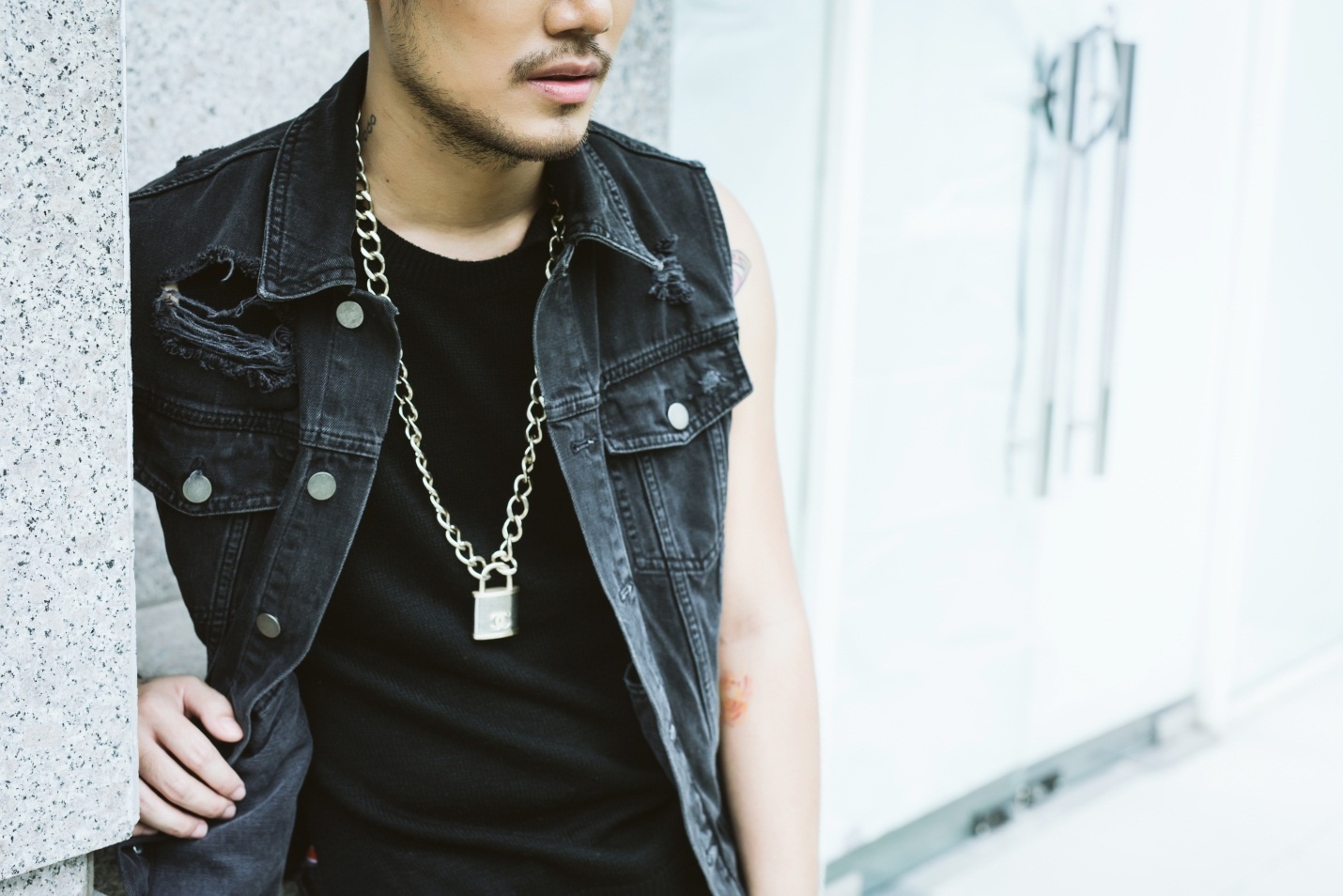 Anh chàng không quên kết hợp phụ kiện để tăng vẻ ngoài nam tính.